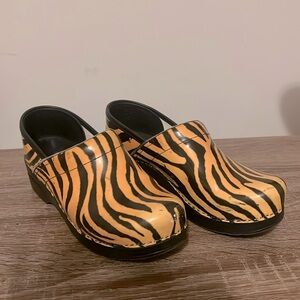 DANSKO Zebra Style Pattern Size 39 Yelllow Print Clog Shoes
